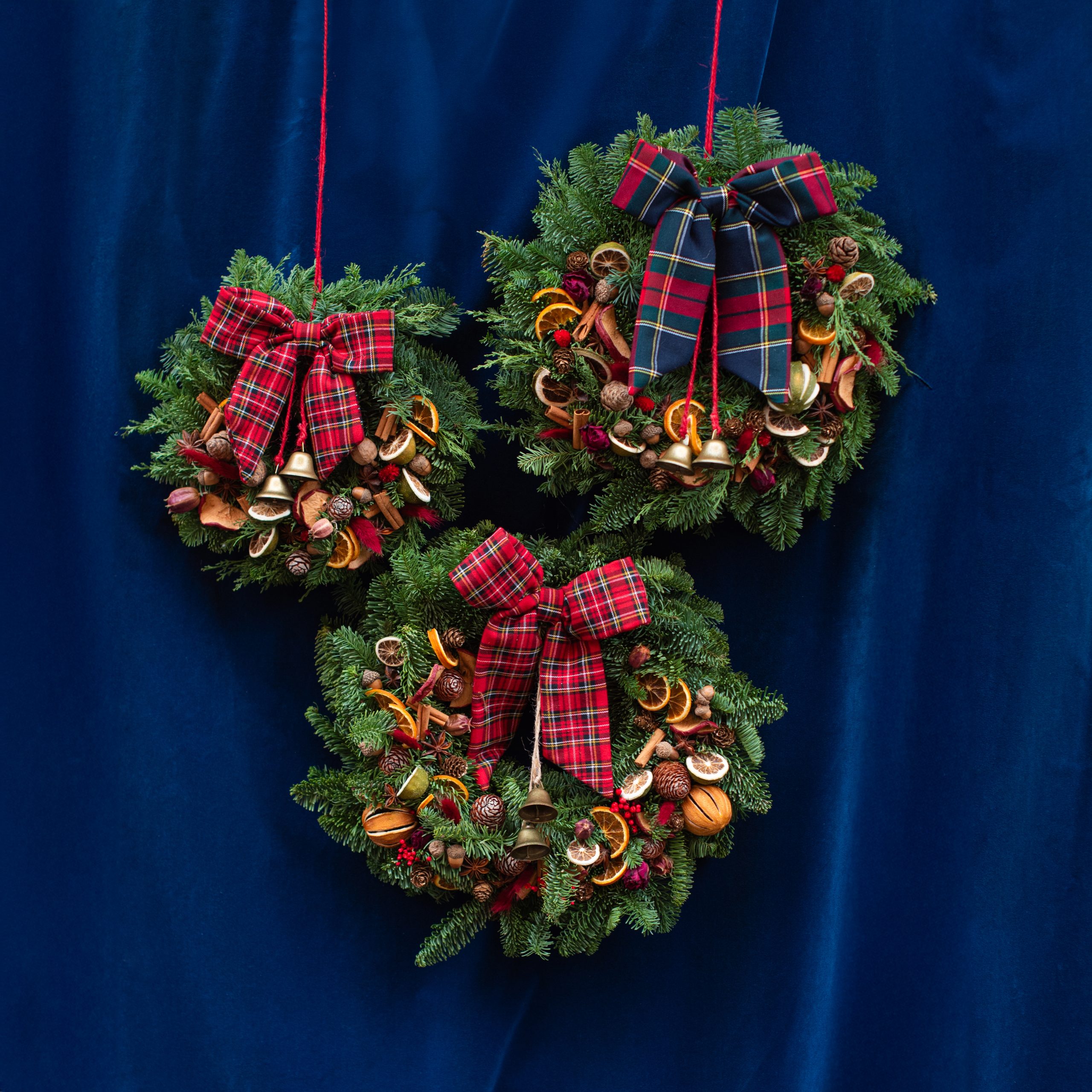 la classica ghirlanda natalizia con fiocco Tartan - immagine 2