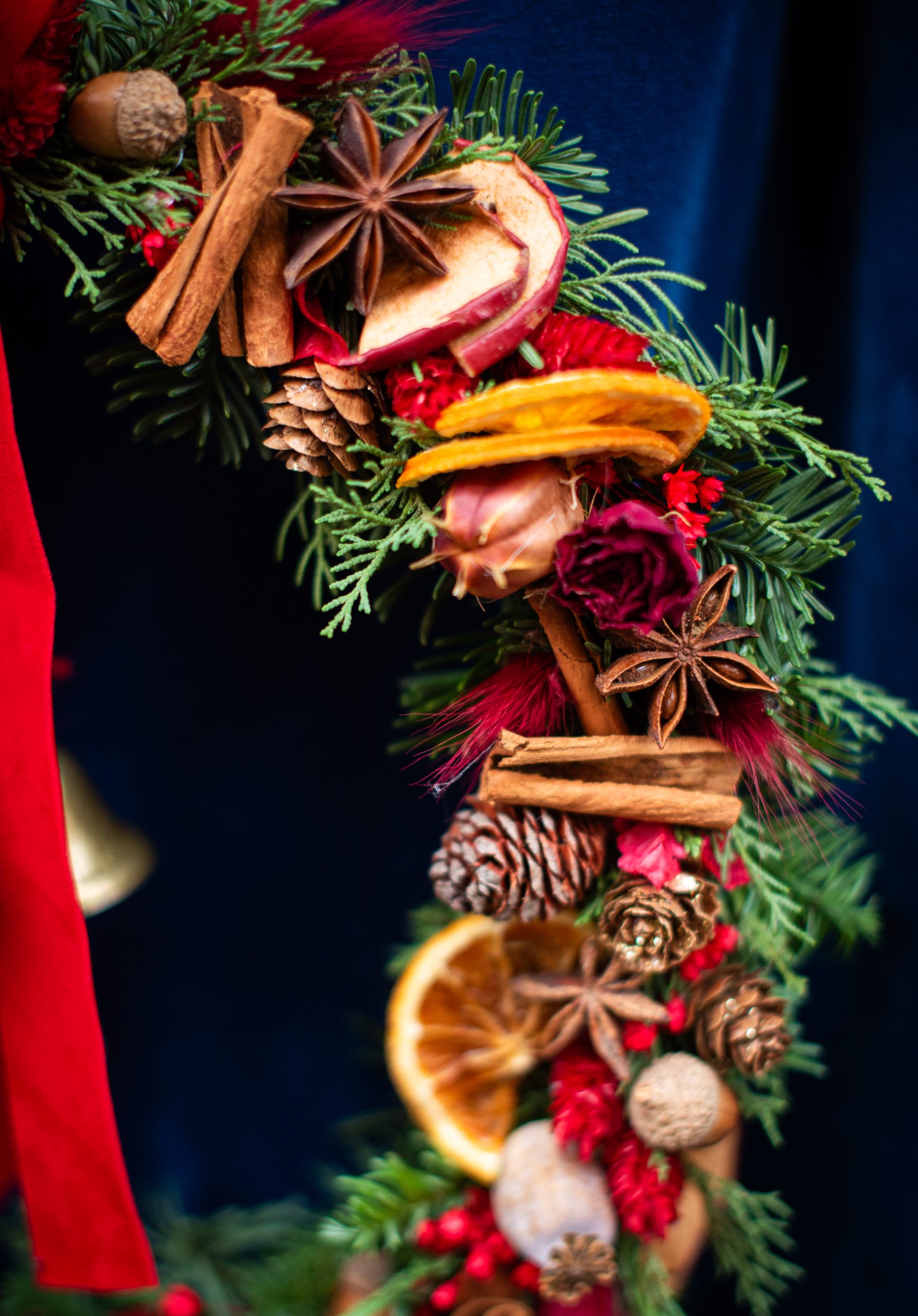 la specialita di Oui, ghirlanda sottile di abete fiori secchi e frutta secca - immagine 5